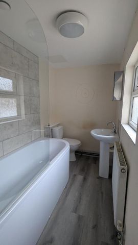 3 bedroom terraced house to rent - Photo 4