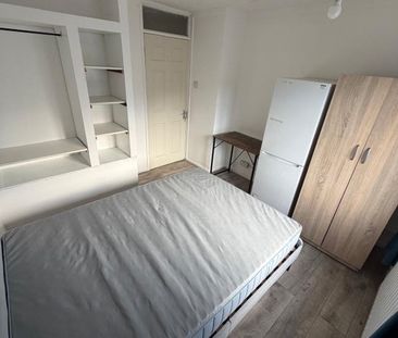 Room in a Shared Flat, Boreham Avenue, E16 - Photo 2