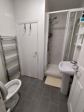 One Double Bedroom Available, 8 Cromwell Road, Belfast, BT7 1JW - Photo 4