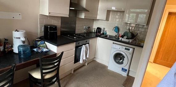 Room in a Shared House, High Road, N12 - Photo 2