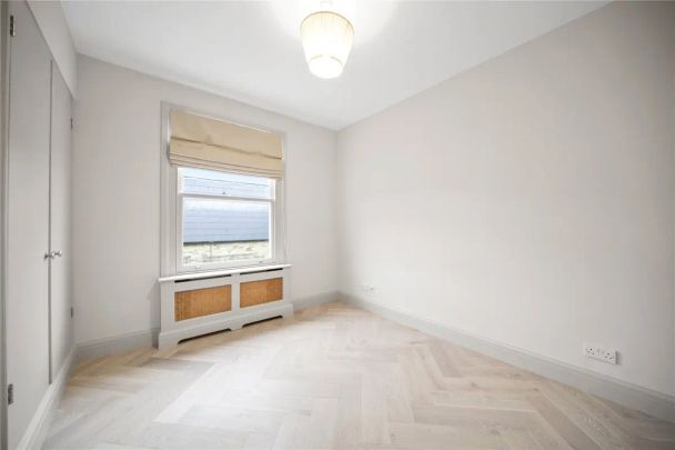 2 bedroom flat in Battersea - Photo 1