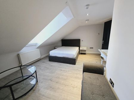 3 bedroom flat to rent - Photo 4