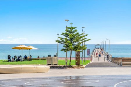 Three Bedroom Family Home Only Minutes From The Beach - Photo 4