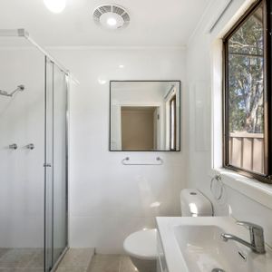 Fully Renovated 1 X Bedroom Granny Flat - Photo 2