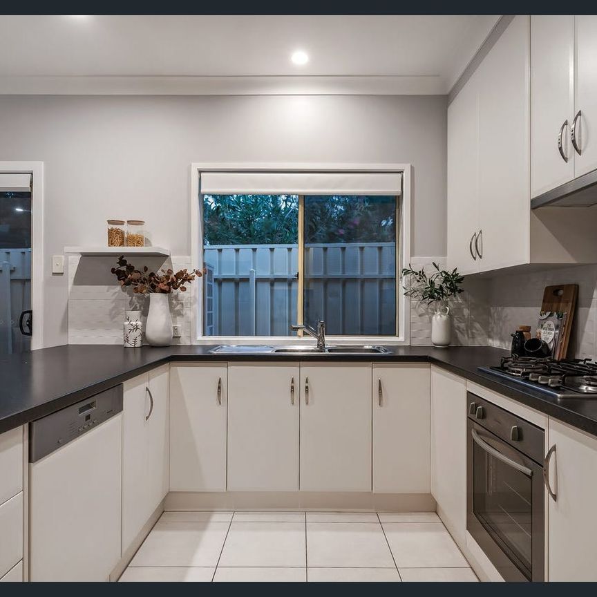 A Flawless Fusion of Elegance, Comfort & Contemporary Living - Photo 1