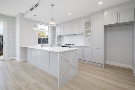 "Your Hamptons-Inspired Haven - Spacious Four Bedroom Family Home" - Photo 5