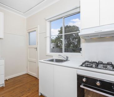 Neat And Tidy 3 Bedroom Home - Photo 6