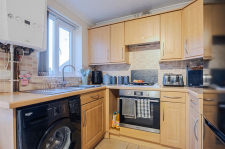 To Let 2 Bed House - Semi-Detached - Photo 5