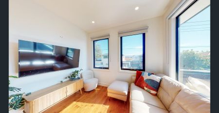 CHIC TOWNHOUSE CLOSE TO EVERYTHING - Photo 3