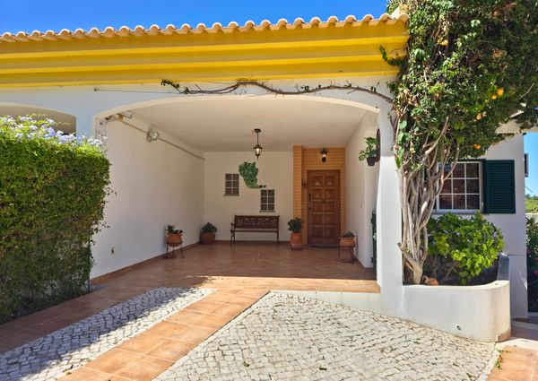 Moradia com piscina, jardim, totalmente equipada e mobilada