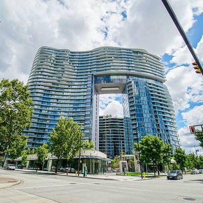 Modern 1 Bed, 1 Bath, Den, Parking, Downtown, Balcony & More! - Photo 4