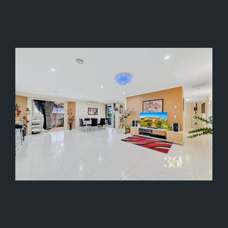 🏡 Contemporary Park-View Home with Prime Location – Electricity, Water and Garden Maintenance bills included - Photo 1