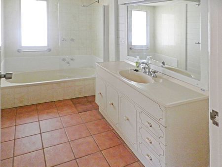 THREE BEDROOM RETREAT ON MORONEY STREET - Photo 3