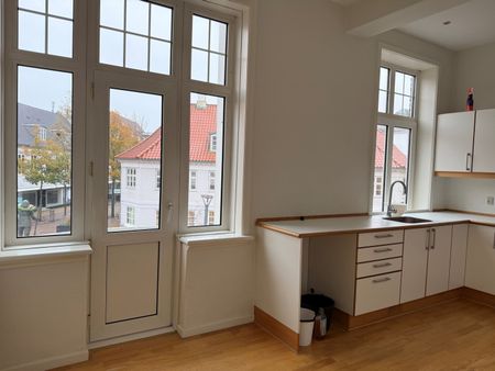 Super fin 2-værelses med lille altan midt i gådagen. - Photo 4