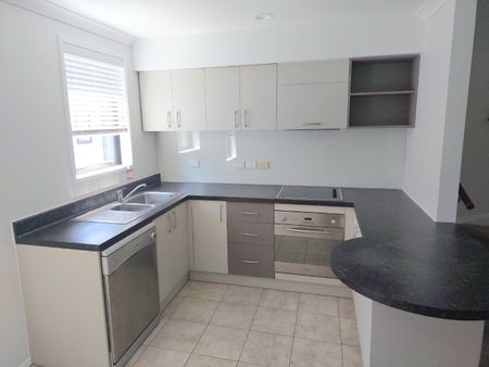 Modern Birkenhead Townhouse - Photo 2