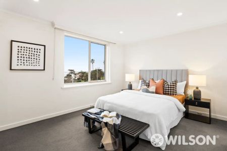 “Perfectly positioned on St Kilda’s iconic Esplanade” - Photo 2