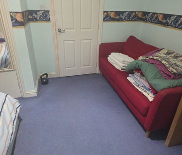 Room in a Shared House, East Road, SW19 - Photo 1