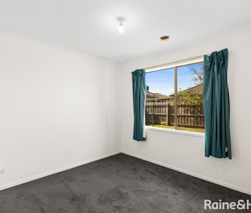 Stunning Family Home in Roxburgh Park - Photo 6