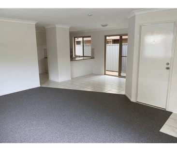 Beautiful Spacious Home Situated in Parkwood - Photo 5