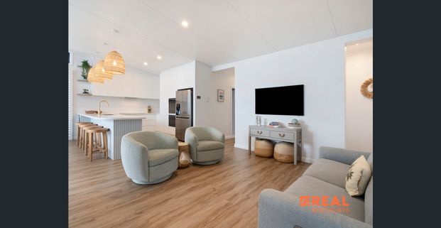 Luxury Beachside Living in a Holiday Location Fully Furnished 4-Bedroom Apartment - Photo 1