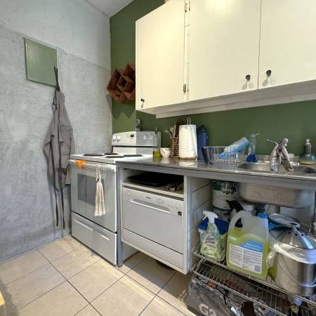 125 EARL PLACE #222 - SPACIOUS 1BED+DEN/1BATH, LAUNDRY, MIN. TO TTC! - Photo 4