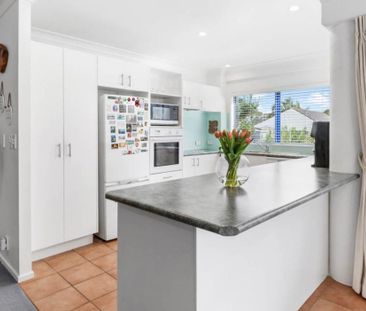 Live directly opposite the beautiful Orewa Beach! - Photo 6