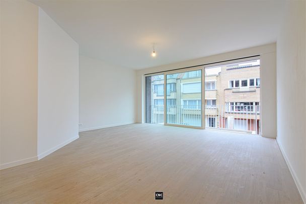 Zonnig en lichtrijk nieuwbouwappartement met 2 slaapkamers in het centrum van Knokke, in een zijstraat van de Dumortierlaan. - Foto 1