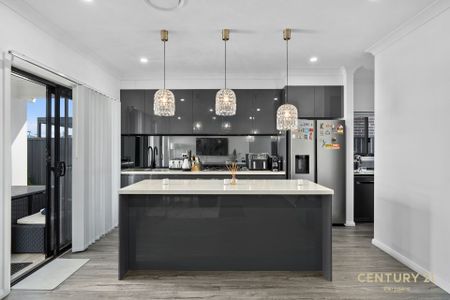 Luxurious Family Home with Swimming Pool! - Photo 4