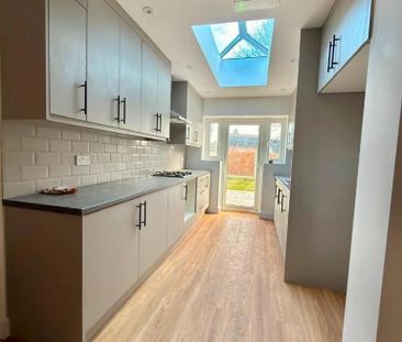 5 bedroom end of terrace house to rent - Photo 6