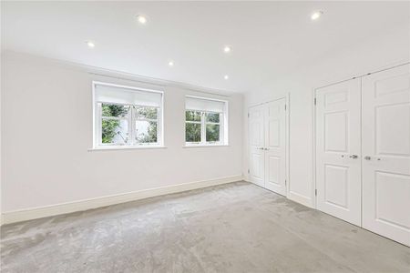 Modern 4 bedroom townhouse in a secure gated development, close to Hampstead Heath ponds, and overground station. - Photo 5