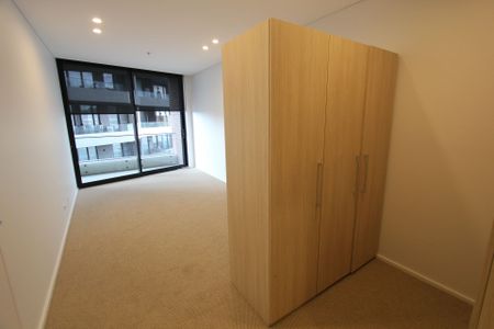 Pristine 2-Bedroom Apartment - Photo 2