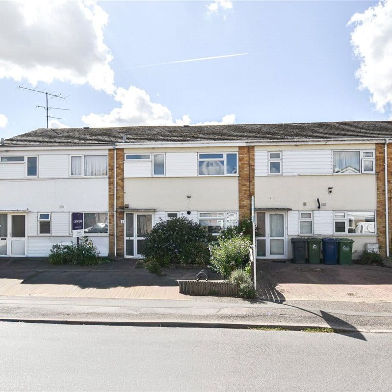 Newly Renovated 3 bedroom house to rent in the popular Cherry Hinton district within walking distance of ARM and the High Street offering a parade of shops. GCH. Rear enclosed garden. Unfurnished. Street Parking. - Photo 1