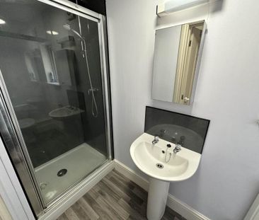 3 bedroom flat to rent - Photo 6