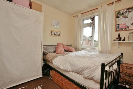 4 bedroom semi-detached house to rent - Photo 5