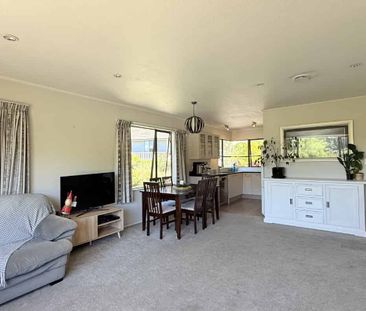 Modern Three-Bedroom Home with Sunroom and Stunning Views - Photo 4