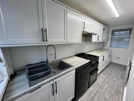 2 bedroom end of terrace house to rent - Photo 3