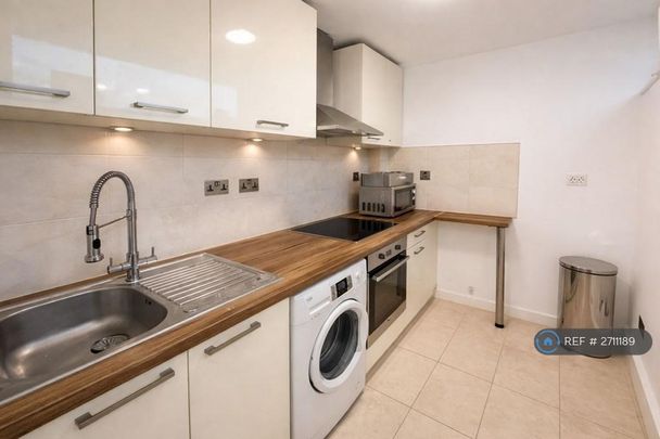 3 bedroom flat to rent - Photo 1