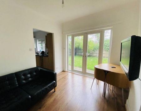 1 bedroom in a house share to rent - Photo 5