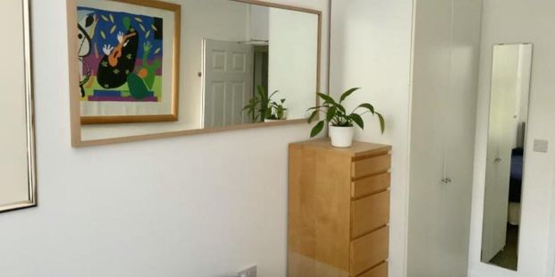 Stunning flat overlooking beautiful Queen's Park on one of London’s most sought after streets. A real home from home! Available from 9th June 2025 - Photo 1