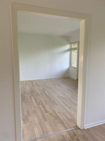 Skøn og stor 4 vær lejlighed med privat altan - Photo 3