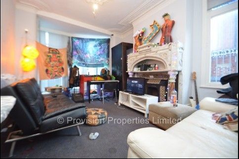 6 Bedroom Student Property Hyde Park - Photo 1