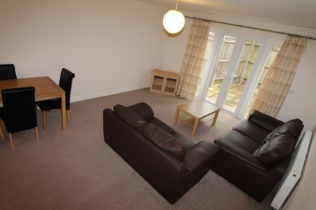 2 bed Apartment - To Let - Photo 5