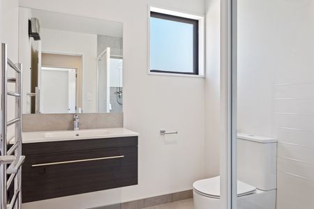 Modern Two-bedroom Townhouse with Off-Street Park Edgeware - Photo 5