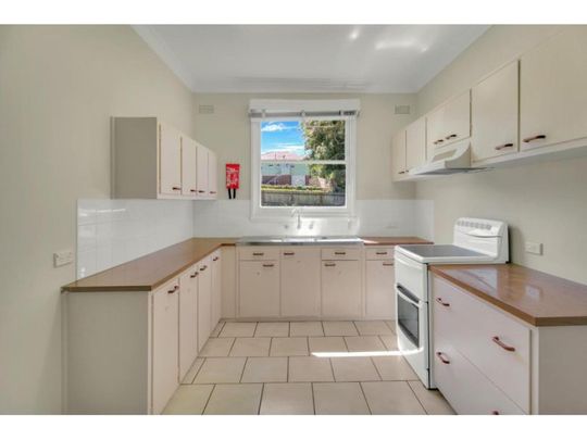 9 London Drive, West Wollongong, NSW 2500 - Photo 1