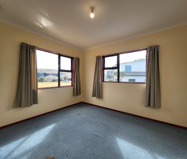 Spacious 5-Bedroom Home with Stunning Ocean Views - Photo 3