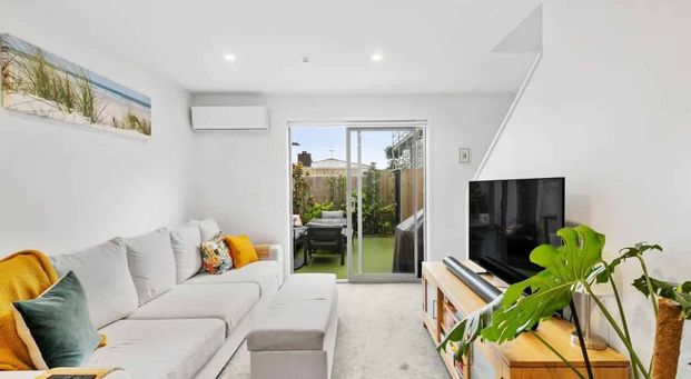 Modern 2 bed Gem! - Photo 1