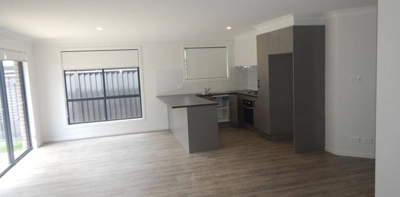 3 BEDROOM TOWNHOUSE - Photo 2