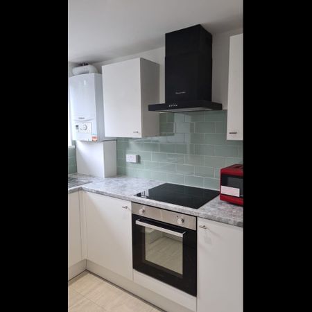 5 Bed Maisonette, Bletchley Court, N1 - Photo 3