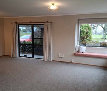 Family living on Tennyson - Photo 4