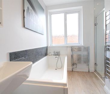 3 bedroom flat to rent - Photo 3